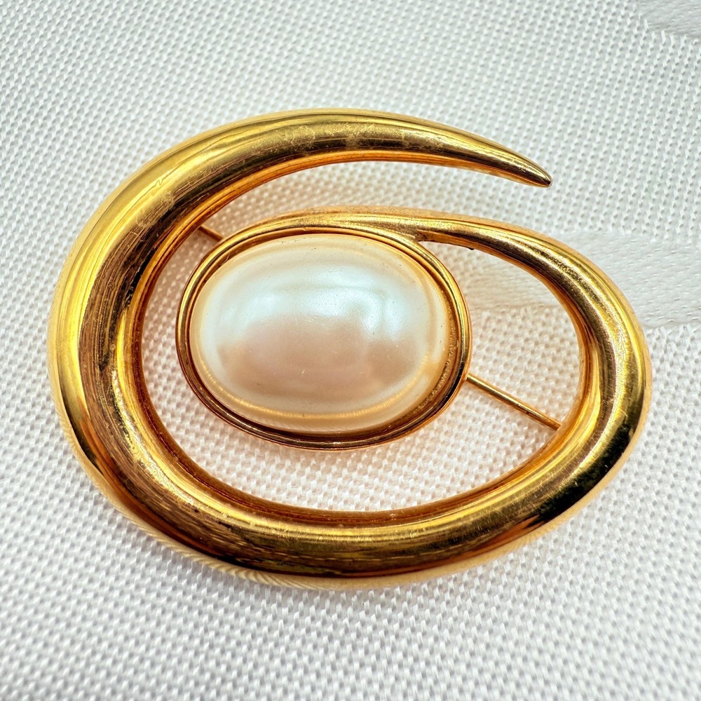 Vintage 80s Signed Monet‎ Gold Tone Oval Swirl Brooch w/ Faux Pearl Cabochon